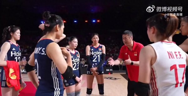 杜德配资 女排为何输掉第二局？阿庄发球违例是表象，一人比阿庄责任更大